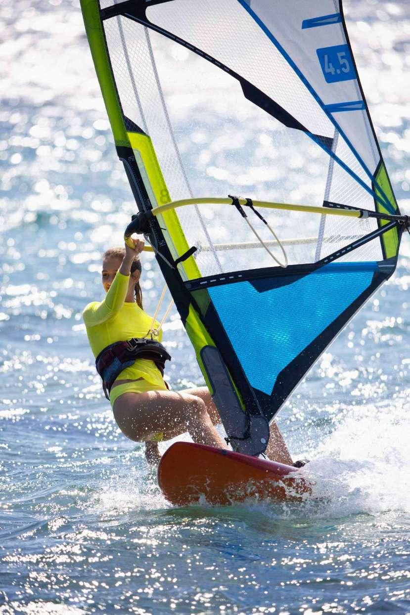 夏季热带海滩逃生